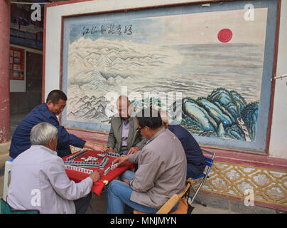 Les personnes âgées jouer mahjong (dominos chinois), Zhangye, Gansu, Chine Banque D'Images