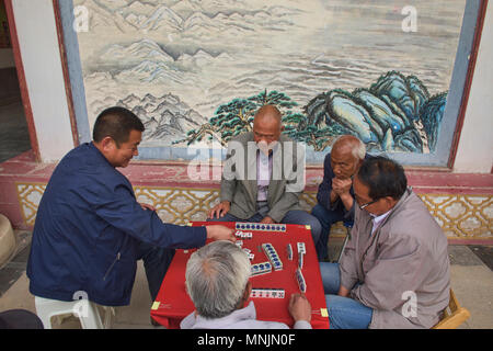 Les personnes âgées jouer mahjong (dominos chinois), Zhangye, Gansu, Chine Banque D'Images