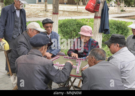 Les personnes âgées jouer mahjong (dominos chinois), Zhangye, Gansu, Chine Banque D'Images