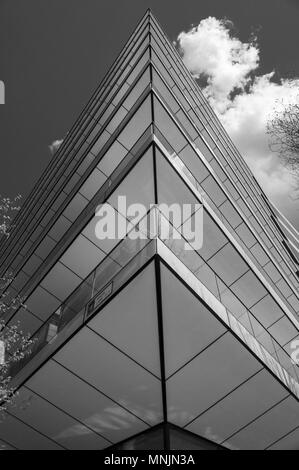 Image en noir et blanc de la brusque, angulaire coin d'un bâtiment de la ville moderne Banque D'Images