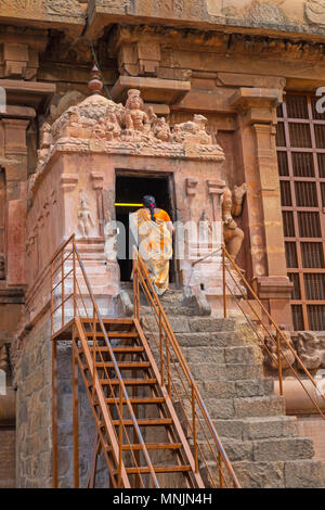 Tanjore, Inde - 15 mars 2018 : un dévot de la saisie d'un culte dans le temple de Brihadeshwara. Le temple hindou est de mille ans Banque D'Images