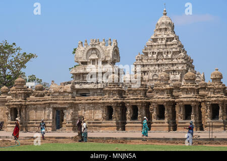 Kanchipuram, Inde - le 19 mars 2018 : Les femmes qui travaillent sur un projet d'aménagement paysager. En face de l'entrée du 8ème siècle Kailasanathar temple Banque D'Images