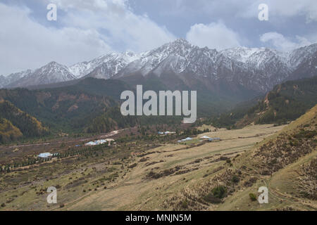 Vue de la montagnes Qilian de la mati Si Temples, Gansu, Chine Banque D'Images