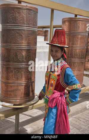 Costume traditionnel de la minorité ethnique Yugur, Mati, Gansu, Chine Le Si Banque D'Images