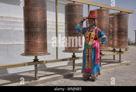 Costume traditionnel de la minorité ethnique Yugur, Mati, Gansu, Chine Le Si Banque D'Images