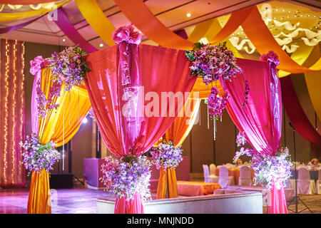 La décoration scénique colorés avec des nuance de couleur pour les jeunes mariés dans la sangeet nuit du mariage traditionnel indien Banque D'Images