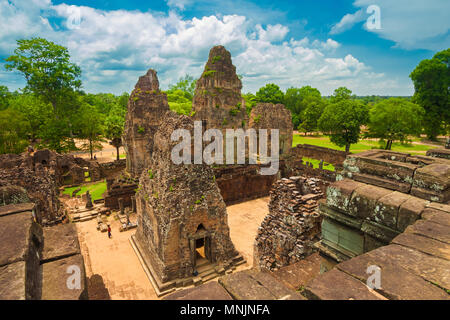 Une magnifique vue sur le côté est de l'ancien temple Pre Rup avec sa bibliothèque rougeâtre et ruines de la tour prise depuis le sommet du sanctuaire. Banque D'Images