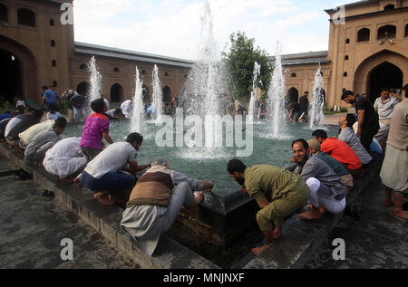 Srinagar, au Cachemire. 17 mai, 2018. Les musulmans du Cachemire effectue à la grande mosquée d'ablution le premier jour du Ramadan de Srinagar, la capitale d'été du Cachemire indien le 17 mai 2018. Credit : Faisal Khan/Pacific Press/Alamy Live News Banque D'Images