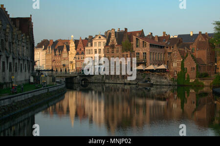 Le lever du soleil sur un canal de Gand met en lumière l'architecture médiévale. Banque D'Images