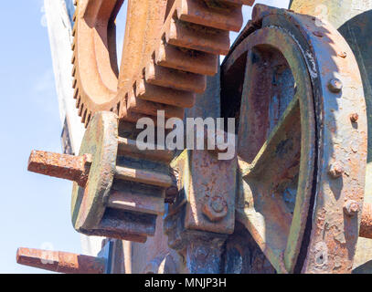 Bras de fer de fonte avec grue à flèche en bois ou la flèche montrant l'original de la fonte est l'engrenage, pignons, les dents des pignons, le CMV et l'arbre d'entraînement. Banque D'Images