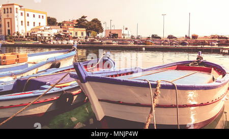 Bateaux de pêcheur à Mondello, Sicile Banque D'Images