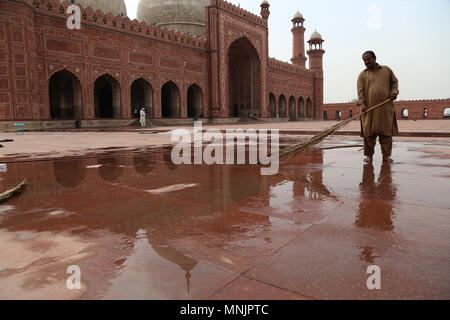 Travailleur pakistanais occupés en préparation pour le premier vendredi du Ramadan payeur-ul-Moubarak à l'ère moghole historique mosquée Badshahi à Lahore le 17 mai 2018. Les musulmans du monde entier célèbrent le mois de Ramadan-ul-Moubarak, le mois le plus saint dans le calendrier islamique durant lequel les musulmans jeûnent de l'aube jusqu'au crépuscule. Les musulmans du monde entier se préparent pour le début du mois sacré du Ramadan-ul-Moubarak. du Ramadan-ul-Moubarak est le neuvième mois du calendrier islamique connu sous le calendrier hijri. C'est une période que les fidèles s'engagent une aube au crépuscule le jeûne qui principalement Banque D'Images