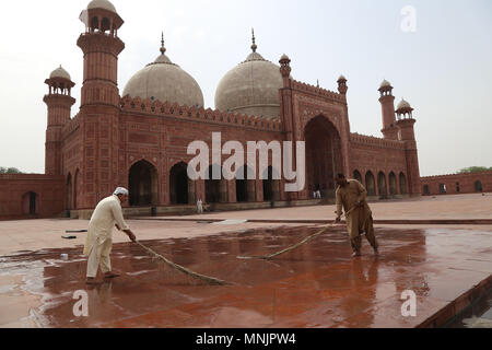 Travailleur pakistanais occupés en préparation pour le premier vendredi du Ramadan payeur-ul-Moubarak à l'ère moghole historique mosquée Badshahi à Lahore le 17 mai 2018. Les musulmans du monde entier célèbrent le mois de Ramadan-ul-Moubarak, le mois le plus saint dans le calendrier islamique durant lequel les musulmans jeûnent de l'aube jusqu'au crépuscule. Les musulmans du monde entier se préparent pour le début du mois sacré du Ramadan-ul-Moubarak. du Ramadan-ul-Moubarak est le neuvième mois du calendrier islamique connu sous le calendrier hijri. C'est une période que les fidèles s'engagent une aube au crépuscule le jeûne qui principalement Banque D'Images