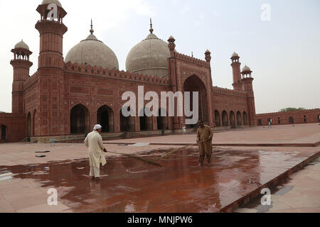 Travailleur pakistanais occupés en préparation pour le premier vendredi du Ramadan payeur-ul-Moubarak à l'ère moghole historique mosquée Badshahi à Lahore le 17 mai 2018. Les musulmans du monde entier célèbrent le mois de Ramadan-ul-Moubarak, le mois le plus saint dans le calendrier islamique durant lequel les musulmans jeûnent de l'aube jusqu'au crépuscule. Les musulmans du monde entier se préparent pour le début du mois sacré du Ramadan-ul-Moubarak. du Ramadan-ul-Moubarak est le neuvième mois du calendrier islamique connu sous le calendrier hijri. C'est une période que les fidèles s'engagent une aube au crépuscule le jeûne qui principalement Banque D'Images