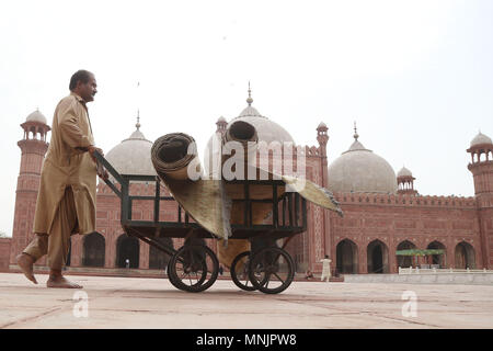 Travailleur pakistanais occupés en préparation pour le premier vendredi du Ramadan payeur-ul-Moubarak à l'ère moghole historique mosquée Badshahi à Lahore le 17 mai 2018. Les musulmans du monde entier célèbrent le mois de Ramadan-ul-Moubarak, le mois le plus saint dans le calendrier islamique durant lequel les musulmans jeûnent de l'aube jusqu'au crépuscule. Les musulmans du monde entier se préparent pour le début du mois sacré du Ramadan-ul-Moubarak. du Ramadan-ul-Moubarak est le neuvième mois du calendrier islamique connu sous le calendrier hijri. C'est une période que les fidèles s'engagent une aube au crépuscule le jeûne qui principalement Banque D'Images