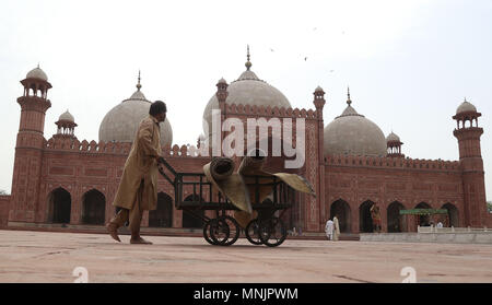 Travailleur pakistanais occupés en préparation pour le premier vendredi du Ramadan payeur-ul-Moubarak à l'ère moghole historique mosquée Badshahi à Lahore le 17 mai 2018. Les musulmans du monde entier célèbrent le mois de Ramadan-ul-Moubarak, le mois le plus saint dans le calendrier islamique durant lequel les musulmans jeûnent de l'aube jusqu'au crépuscule. Les musulmans du monde entier se préparent pour le début du mois sacré du Ramadan-ul-Moubarak. du Ramadan-ul-Moubarak est le neuvième mois du calendrier islamique connu sous le calendrier hijri. C'est une période que les fidèles s'engagent une aube au crépuscule le jeûne qui principalement Banque D'Images