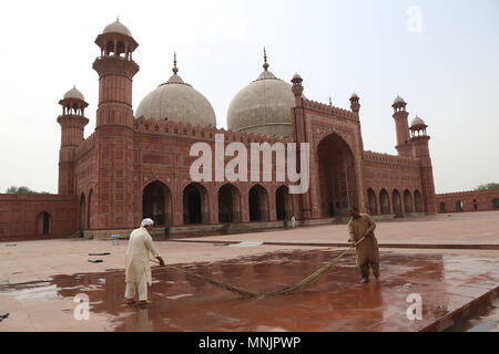 Travailleur pakistanais occupés en préparation pour le premier vendredi du Ramadan payeur-ul-Moubarak à l'ère moghole historique mosquée Badshahi à Lahore le 17 mai 2018. Les musulmans du monde entier célèbrent le mois de Ramadan-ul-Moubarak, le mois le plus saint dans le calendrier islamique durant lequel les musulmans jeûnent de l'aube jusqu'au crépuscule. Les musulmans du monde entier se préparent pour le début du mois sacré du Ramadan-ul-Moubarak. du Ramadan-ul-Moubarak est le neuvième mois du calendrier islamique connu sous le calendrier hijri. C'est une période que les fidèles s'engagent une aube au crépuscule le jeûne qui principalement Banque D'Images