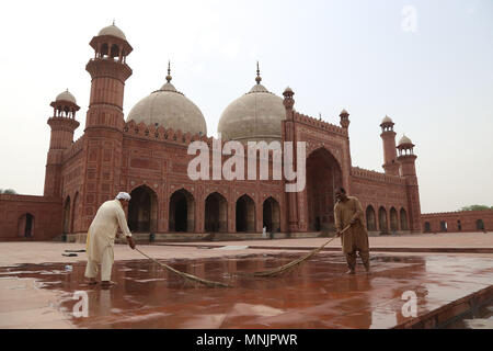 Travailleur pakistanais occupés en préparation pour le premier vendredi du Ramadan payeur-ul-Moubarak à l'ère moghole historique mosquée Badshahi à Lahore le 17 mai 2018. Les musulmans du monde entier célèbrent le mois de Ramadan-ul-Moubarak, le mois le plus saint dans le calendrier islamique durant lequel les musulmans jeûnent de l'aube jusqu'au crépuscule. Les musulmans du monde entier se préparent pour le début du mois sacré du Ramadan-ul-Moubarak. du Ramadan-ul-Moubarak est le neuvième mois du calendrier islamique connu sous le calendrier hijri. C'est une période que les fidèles s'engagent une aube au crépuscule le jeûne qui principalement Banque D'Images