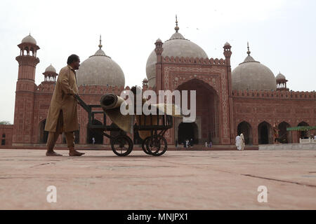 Travailleur pakistanais occupés en préparation pour le premier vendredi du Ramadan payeur-ul-Moubarak à l'ère moghole historique mosquée Badshahi à Lahore le 17 mai 2018. Les musulmans du monde entier célèbrent le mois de Ramadan-ul-Moubarak, le mois le plus saint dans le calendrier islamique durant lequel les musulmans jeûnent de l'aube jusqu'au crépuscule. Les musulmans du monde entier se préparent pour le début du mois sacré du Ramadan-ul-Moubarak. du Ramadan-ul-Moubarak est le neuvième mois du calendrier islamique connu sous le calendrier hijri. C'est une période que les fidèles s'engagent une aube au crépuscule le jeûne qui principalement Banque D'Images