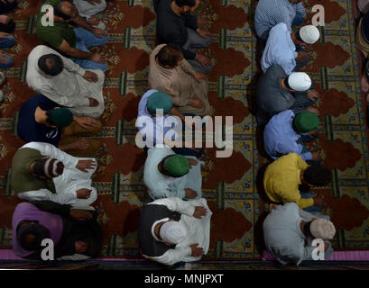 Srinagar, Inde. 17 mai, 2018. La foule de gens dans les mosquées pour offrir des prières sur le premier jour du Ramadan à Srinagar, Cachemire sous administration indienne. Credit : Muzamil Mattoo/Pacific Press/Alamy Live News Banque D'Images