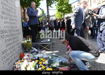 Dublin, Irlande. 17 mai, 2018. Père et fille déposent des fleurs à un mémorial pour les gens qui sont morts dans les attentats de 1974 Dublin Monaghan Crédit : John Rooney/Pacific Press/Alamy Live News Banque D'Images