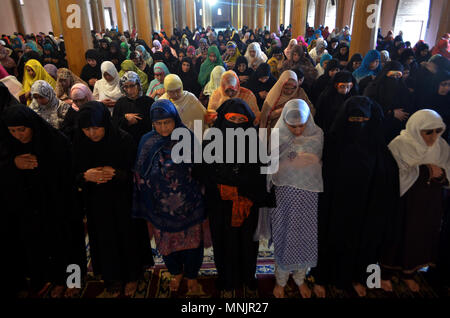 Srinagar, Inde. 17 mai, 2018. La foule de gens dans les mosquées pour offrir des prières sur le premier jour du Ramadan à Srinagar, Cachemire sous administration indienne. Credit : Muzamil Mattoo/Pacific Press/Alamy Live News Banque D'Images