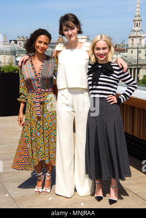 Thandie Newton (à gauche), Phoebe Waller-Bridge Emilia Clarke et assister à une séance de photos pour le Solo : Une histoire de la guerre des étoiles à la Trafalgar St. James, Londres. ASSOCIATION DE PRESSE Photo. Photo date : vendredi 18 mai, 2018. Voir PA story SHOWBIZ Star Wars. Crédit photo doit se lire : Matt Crossick/PA Wire Banque D'Images