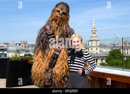 Emilia Clarke et Chewbacca participant à la photocall pour Solo : Une histoire de la guerre des étoiles à la Trafalgar St. James, Londres. ASSOCIATION DE PRESSE Photo. Photo date : vendredi 18 mai, 2018. Voir PA story SHOWBIZ Star Wars. Crédit photo doit se lire : Matt Crossick/PA Wire Banque D'Images