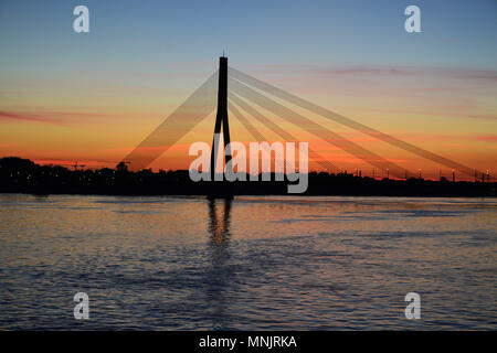 Coucher du soleil sur la rivière Daugava Riga, Lettonie Banque D'Images