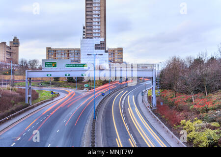 Une longue exposition de voiture en légèreté et de trafic sur l'A12 Tunnel de Blackwall Approche dans Londres, Royaume-Uni Banque D'Images