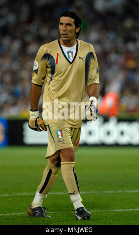 Football : La FIFA World Cup Stadium, Hanovre Allemagne, 12.06.2006, la Coupe du Monde de la FIFA, Allemagne 2006 tournament matchs de groupe du groupe E, l'Italie contre le Ghana 2:0 --- gardien Gianluigi Buffon (ITA) Banque D'Images