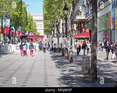 Trottoir Avenue des Champs-Elysées Banque D'Images