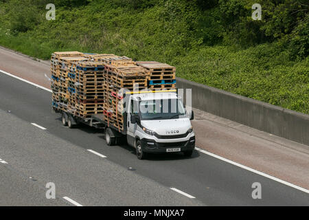 Palettes en bois sur plateau Iveco van & remorque ; les poids lourds et le trafic commercial sur la M6 direction sud, UK Banque D'Images