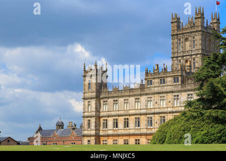 L'Angleterre, dans le Hampshire. 2 mai 2017. Château de Highclere. Style Jacobethan country house, siège du Comte de Carnarvon. Définition de Downton Abbey. Banque D'Images