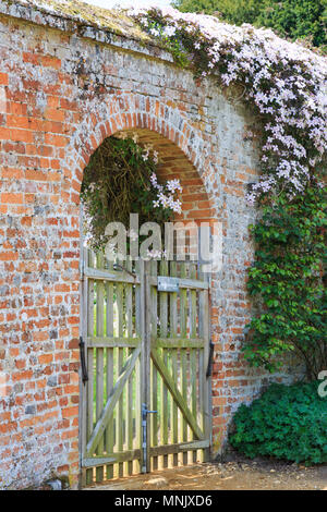 L'Angleterre, dans le Hampshire. 2 mai 2017. Château de Highclere. Porte de jardin. Banque D'Images