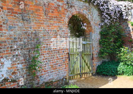 L'Angleterre, dans le Hampshire. 2 mai 2017. Château de Highclere. Porte de jardin. Banque D'Images