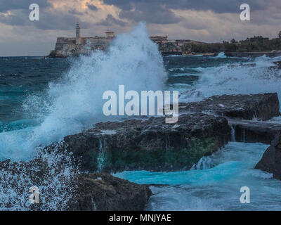 Malecon Seawall Havane Cuba Morro Castle Waves Banque D'Images