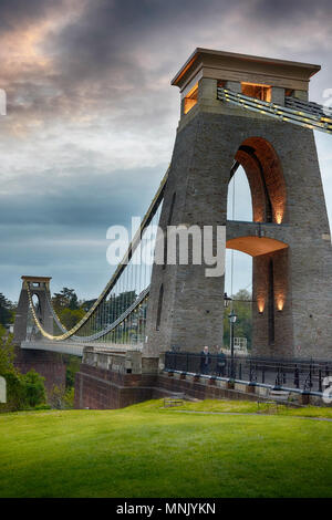 Grande-bretagne, BRISTOL - avril 03, 2018 : Clifton Suspension Bridge au-dessus du fleuve Avon à Bristol les temps du soir Banque D'Images