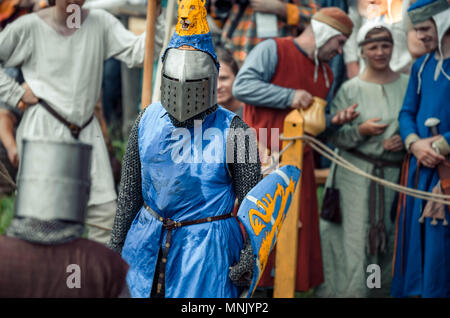 RITTER WEG, Russie, MOROZOVO, avril 2017 : Festival du Moyen Âge européen. Portrait de chevalier médiéval en casque et chain mail bataille sur Swords Banque D'Images