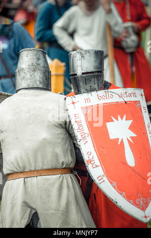 RITTER WEG, Russie, MOROZOVO, avril 2017 : Martial duel de deux guerriers teutoniques médiévale. Chevaliers en armure complète lutte avec des épées sur arena. Banque D'Images