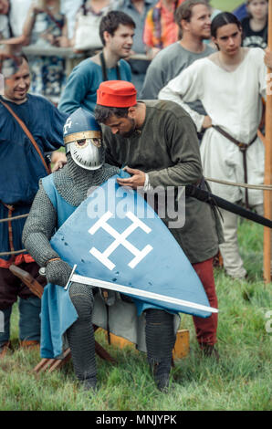 RITTER WEG, Russie, MOROZOVO, avril 2017 : Festival du Moyen Âge européen. Scène : Mentor indique au chevalier avant le combat. Médiévaux de chevaliers kn Banque D'Images