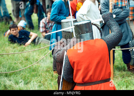 RITTER WEG, Russie, MOROZOVO, avril 2017 : Festival du Moyen Âge européen. Médiévaux de chevaliers chevaliers dans les casques et chain mail bataille sur le fer avec Banque D'Images