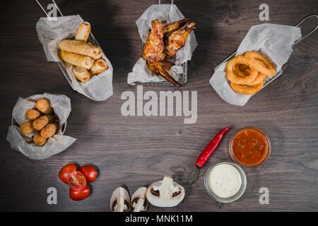 Snack pour la bière sous forme de fromage nuggets de poulet frit et anneaux de jambes Banque D'Images