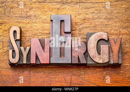 Synergie - Résumé en Word typographie vintage bois type contre l'arrière-plan en bois rustique Banque D'Images