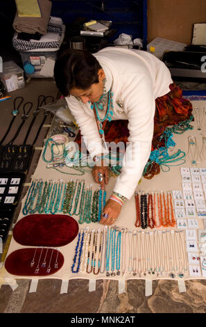 L'organisation femmes colliers turquoise Afficher en vente à Santa Fe, Nouveau Mexique Banque D'Images