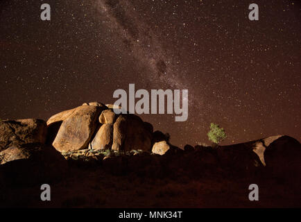 Ciel nocturne au Devil's Marbles, Territoire du Nord, NT, Australie Banque D'Images