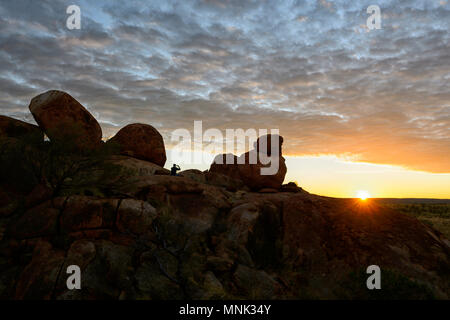 Lever du soleil à Devil's Marbles, une destination touristique populaire, Territoire du Nord, NT, Australie Banque D'Images