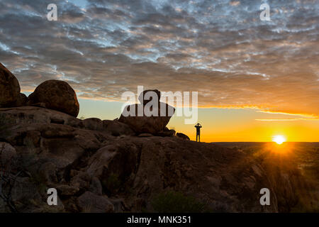 Lever du soleil à Devil's Marbles, Territoire du Nord, Australie Banque D'Images