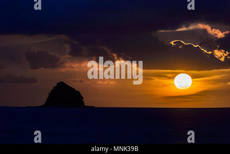 Pleine lune au-dessus de la mer, Palm Cove, près de Cairns, l'extrême nord du Queensland, Australie, Queensland, FNQ Banque D'Images