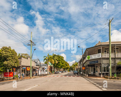 Byron street, l'artère principale de Bangalow, New South Wales, en Australie, à l'ouest à partir de l'angle de la rue Station Banque D'Images